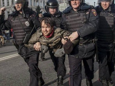 Какие-то люди в костюмах полицейских