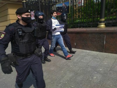 Задержания на одиночных пикетах 30 мая в поддержку задержанных. Онлайн