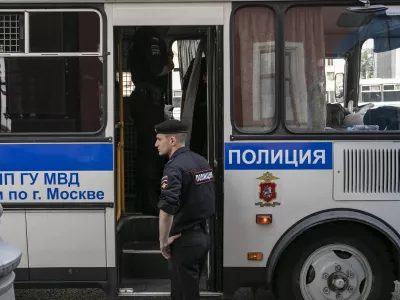  У задержанных отбирают вещи и телефоны в автозаке: новая тенденция московских митингов 