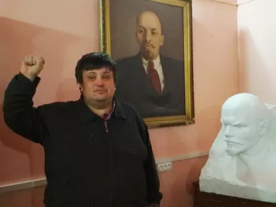  Выход через окно, Ленин и велосипед: рассказ из оцепленного офиса «Коммунистов России» 