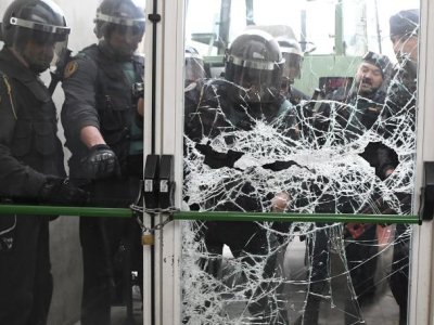 Должностные инструкции держатся в секрете: почему полиция применила силу в Барселоне