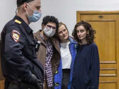 Зачем судья навязывает редакторам DOXA защитников по назначению и что с этим делать? Рассказывает адвокат Дмитрий Захватов