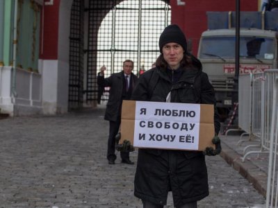 Стоит человек, мерзнет, протестует, а ему полиция теплые перчатки подвозит