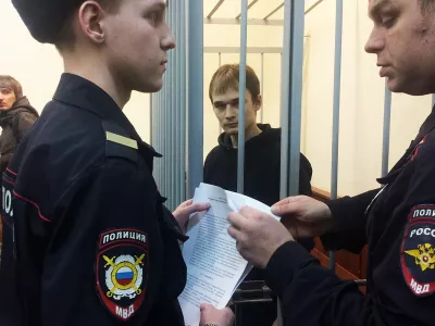  В чем обвиняют Мифтахова: дело о разбитом окне. Хронология 