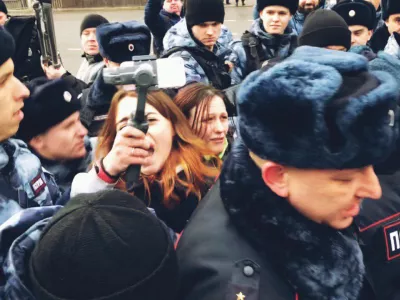  «Не пускали в туалет»: задержанная на акции против изоляции рунета об условиях в полиции 