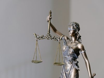 Рюшечки к запретам: КС требует меньше ограничивать митинги, но проводить в гайд-парках