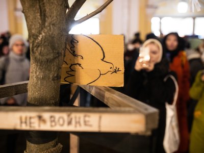 «Я говорю — это птичка. А он мне Бодрова цитирует»: как людей задерживают за антивоенные высказывания и что это значит для российского права