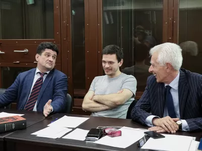  «Вот неймется тебе, Илья»: разговоры Ильи Яшина с полицейскими во время ареста 