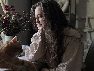      «У меня внутри огромная дыра. Из нее дует ветер». Интервью с художницей Алисой Горшениной, которую вынудили уехать из России
    