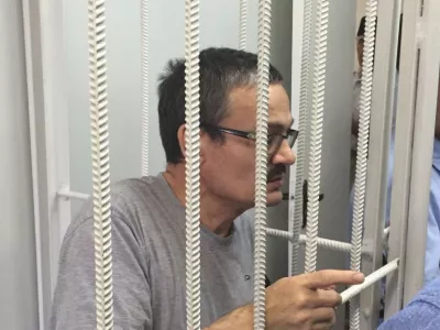      «На прогулку водят в ночное время одного, как в образе „шайтана“»
    