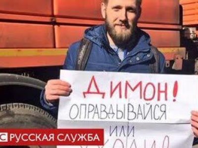 Свернутый плакат и интеллигентная компания