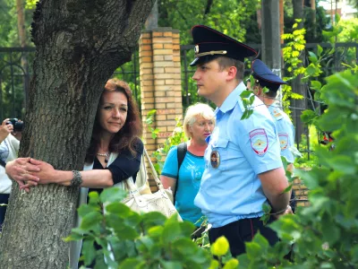      «Я стояла, обхватив липу, а над моей головой рабочие спиливали верхнюю часть ствола»
    