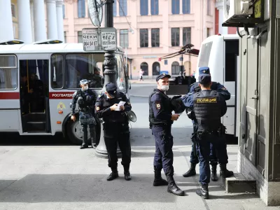  Полицейские увозят задержанных в ОВД для составления протоколов. Часто это незаконно 