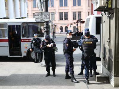Полицейские увозят задержанных в ОВД для составления протоколов. Часто это незаконно