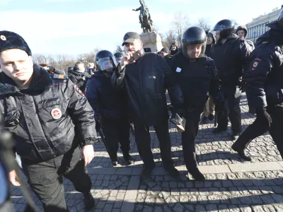  «Они уверены, что нападать на бабушку - это нормально»: рассказ о задержании в Петербурге 