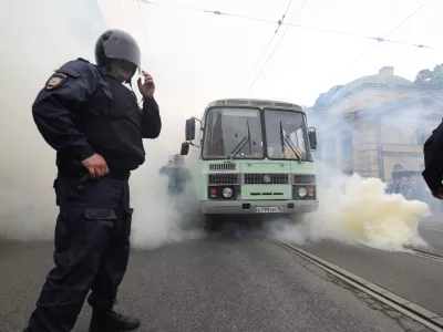  Автобус едет в отдел: задержанные в Петербурге о том, как полиция пыталась найти им место 