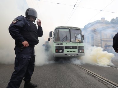 Автобус едет в отдел: задержанные в Петербурге о том, как полиция пыталась найти им место