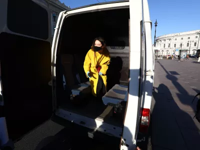  Самоизоляция в заполненном автозаке: как преследуют активистов, рискнувших выйти из дома 