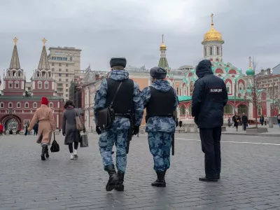  Проверяют граждан Украины: в Москве их вызывают на опросы, осматривают квартиры и требуют разблокировать смартфоны 