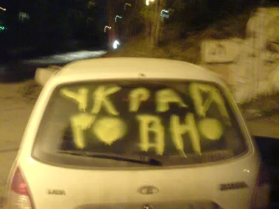      Стеклянные ночи: вандалы атаковали квартиру, гараж и автомобиль активистов красноярской «Солидарности»
    