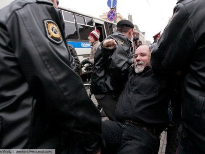 За что задерживают людей?