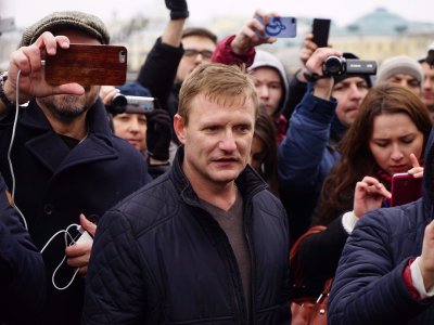 Независимое расследование: на Навального напал известный активист SERB