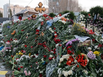 «Настоящая Россия — здесь, в этой очереди. Она другая». Что говорят люди у могилы Навального