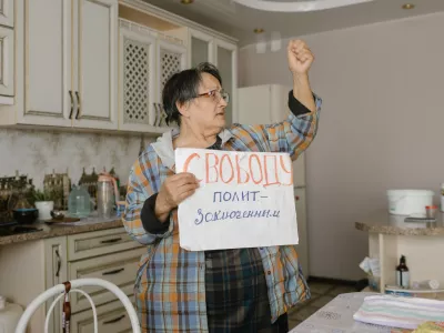      «Піду нацистів бити». Как живет семья протестных фермеров из покинутой деревни, пока их соседи-украинцы идут на войну
    