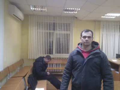      «Он в подъезде написал на стене. Мы его повезем в суд… э-ээ… к следователю»
    
