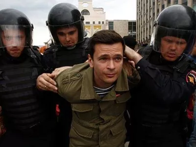      Аресты в Москве
    