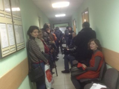 Из автозака в суд