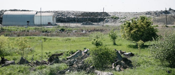 «Хоть убивайте нас, хоть едьте по нам». Как кубанская станица борется со свалкой, окруженной рисовыми чеками