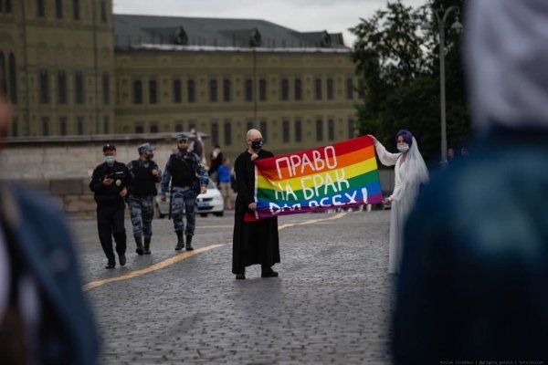 Валя Нарциссова и Алан Леонгард 30 июня 2021 года на Красной площади / Фото: Руслан Терехов для Sota.vision