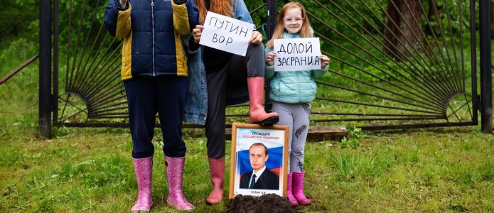 Виктория Беляева, Марина Аркуша и их дочь Алиса во время антивоенной акции / Фото предоставила Виктория Беляева