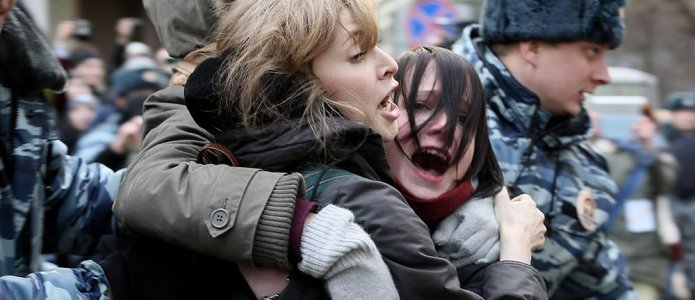 Задержания во время первой попытки огласить приговор