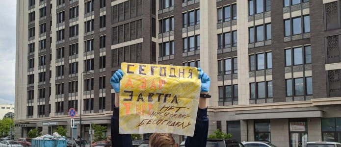 Дэнни Кулинич в одиночном пикете / Фото: «Протестный МГУ»