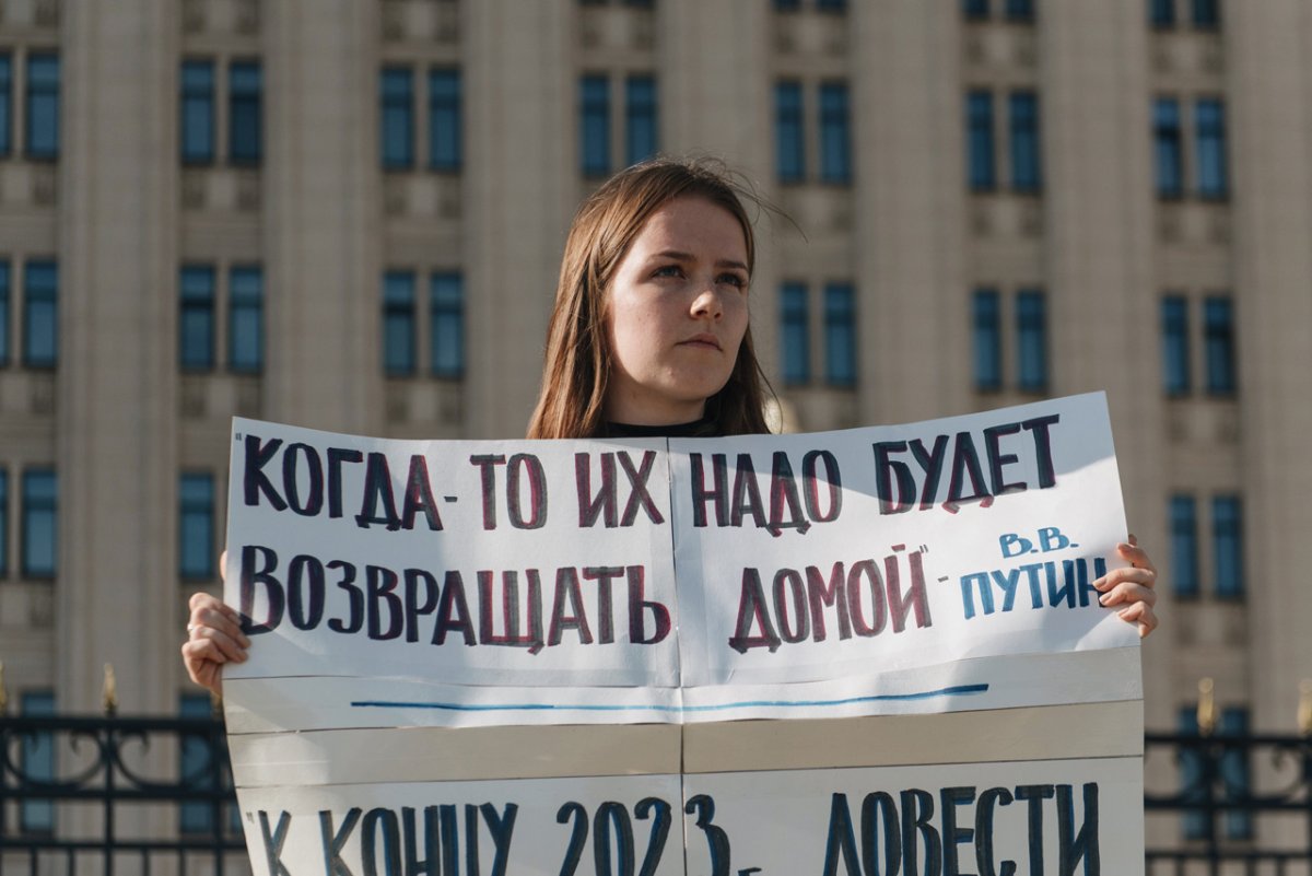 Мария Семенова во время акции жен мобилизованных у здания Минобороны, Москва, 21 сентября 2024 года / Фото: Марта Милао