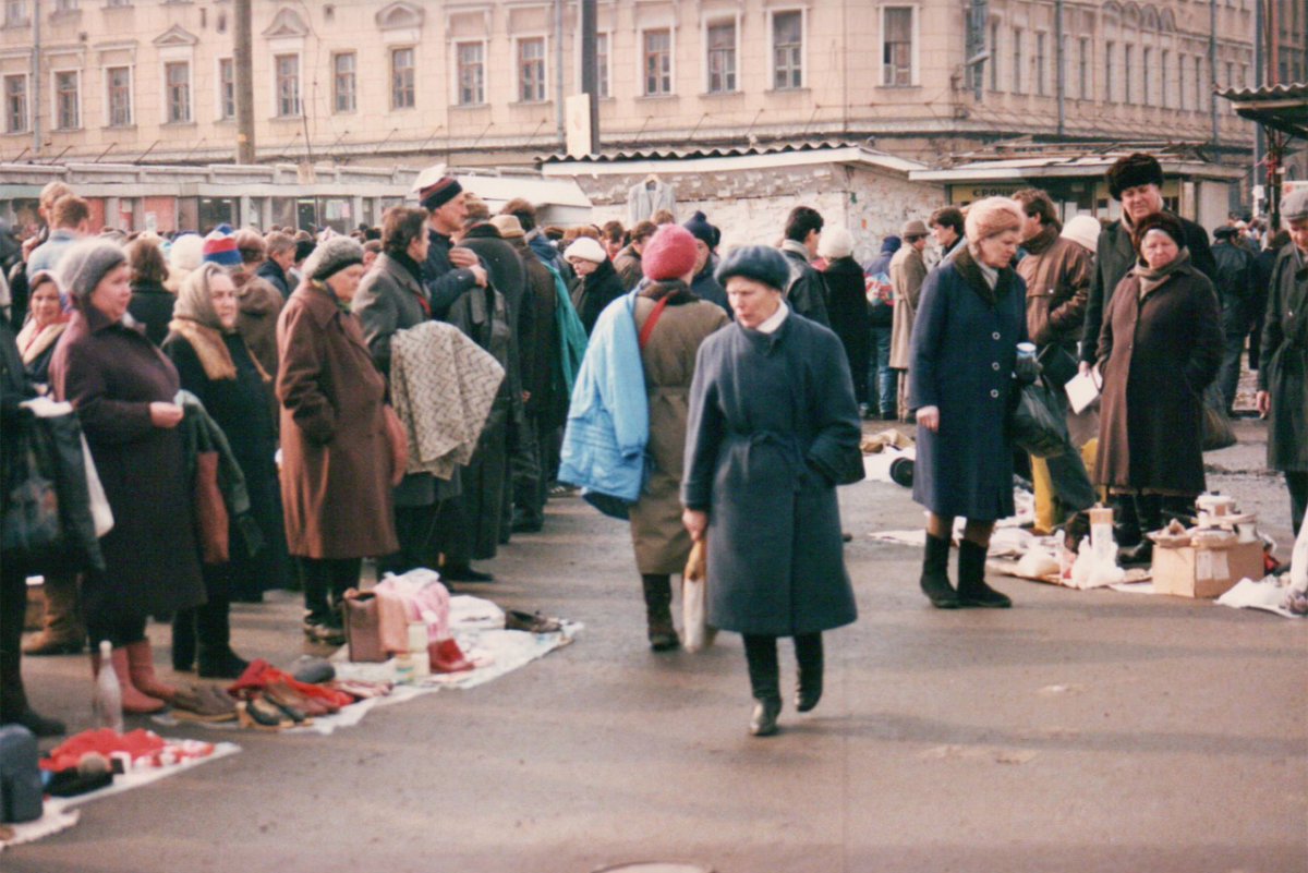 Flea market in Rostov-on-Don, 1992 / Photo: Brian Kelley, CC BY-SA 2.0