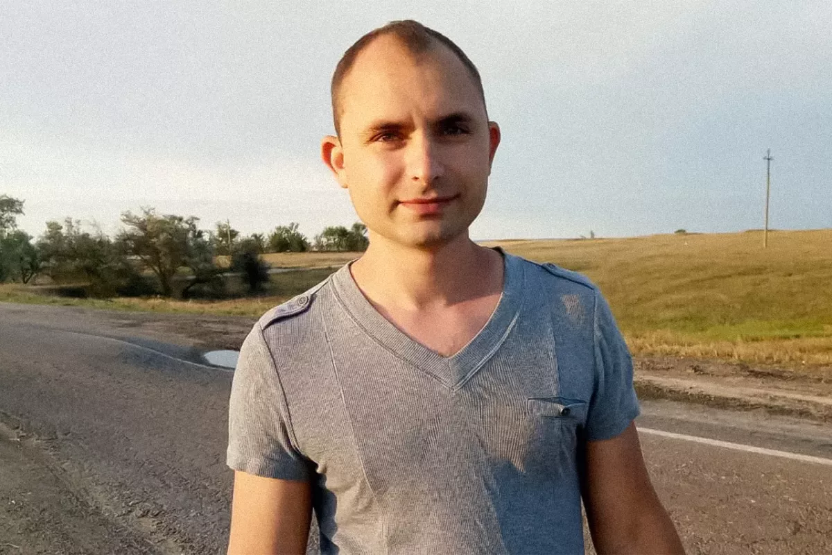 Jehovah’s Witness Artem Shabliy. He was violently detained during a May 2020 raid in Kerch. Officers forced him to stand for hours beside a shattered window, while his young son cut his feet on the glass / Photo: jw-russia.org
