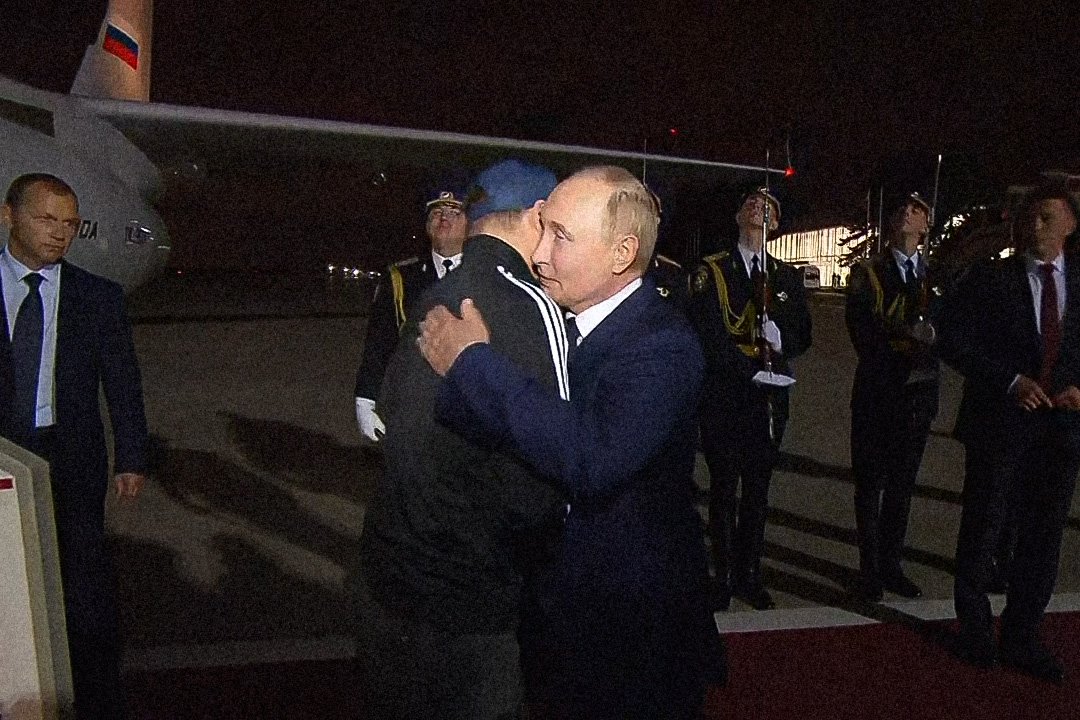 Vladimir Putin embracing Vadim Krasikov after the prisoner swap, 1 August 2024 / Photo: kremlin.ru
